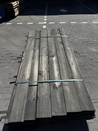Ca. 77x Vuren plank fijn bezaagd ZWART
